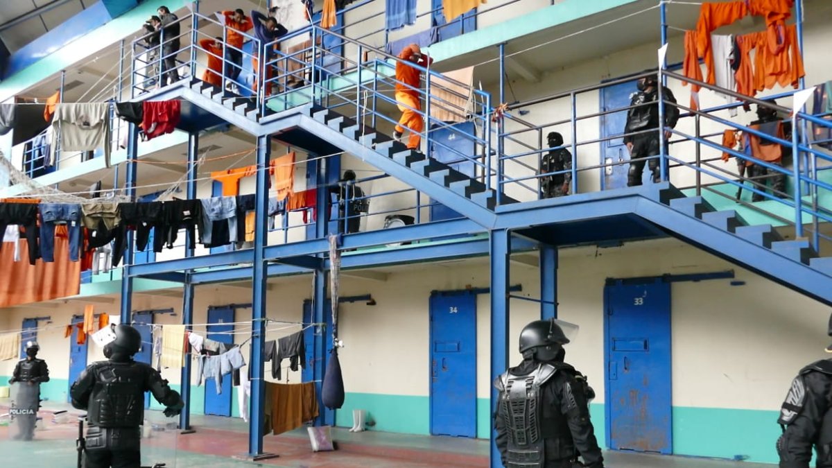 Revisión. Policías de unidades tácticas ingresaron a la cárcel de Cotopaxi para revisión de reos y las instalaciones.