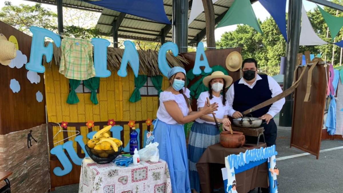 Estudiantes, profesores y padres de familia se unieron al festejo.