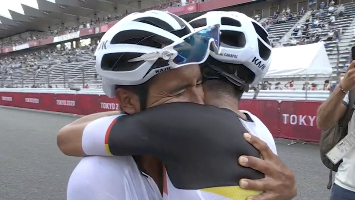 Jonathan Narváez felicita a Richard Carapaz tras el primer lugar.