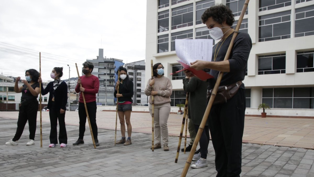 Preparación. En la Flacso, grupos de artistas, se preparan con coreografías efímeras al aire libre.