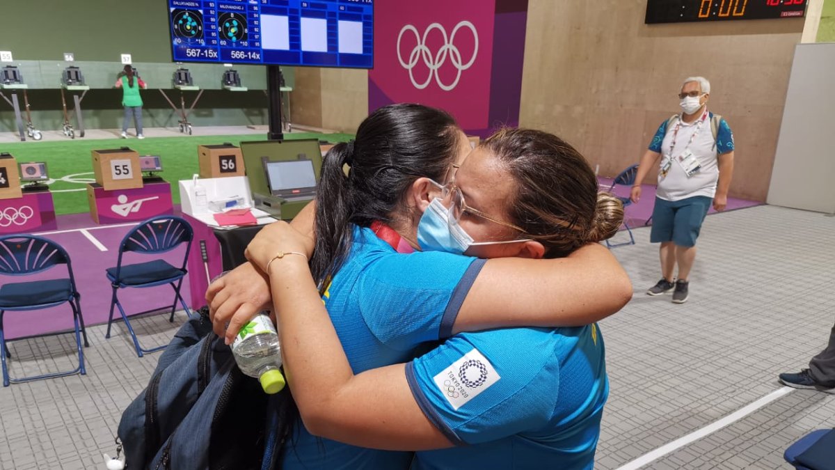 Diana Durango y Marina Pérez se abrazan tras ser eliminadas en tiro olímpico.