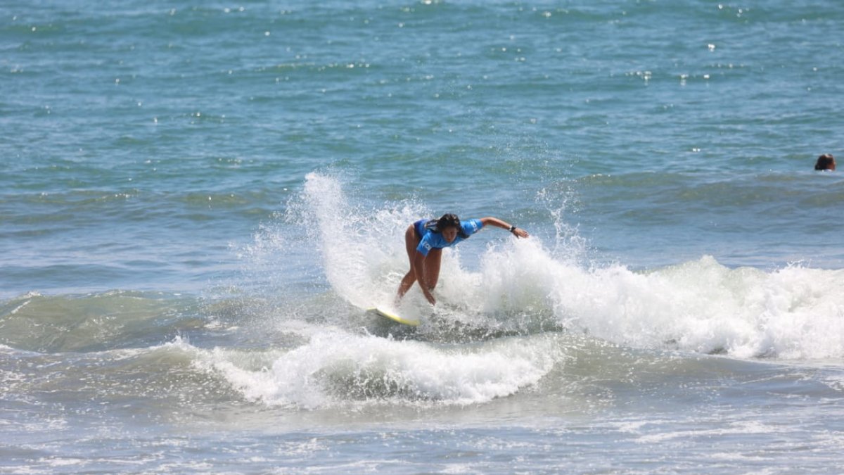 Mimi Barona, representante de Ecuador en los Juegos Olímpicos, en categoría Surf.