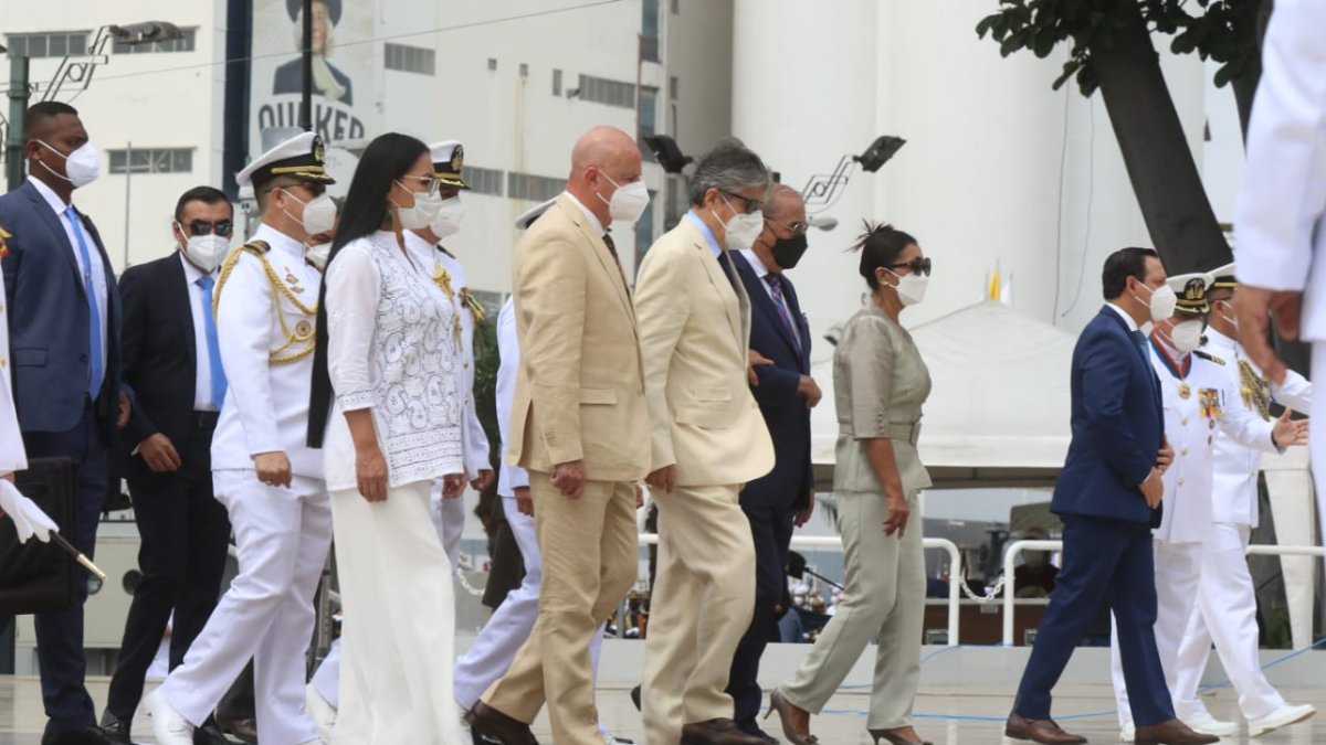 Las autoridades colocaron una ofrenda floral.