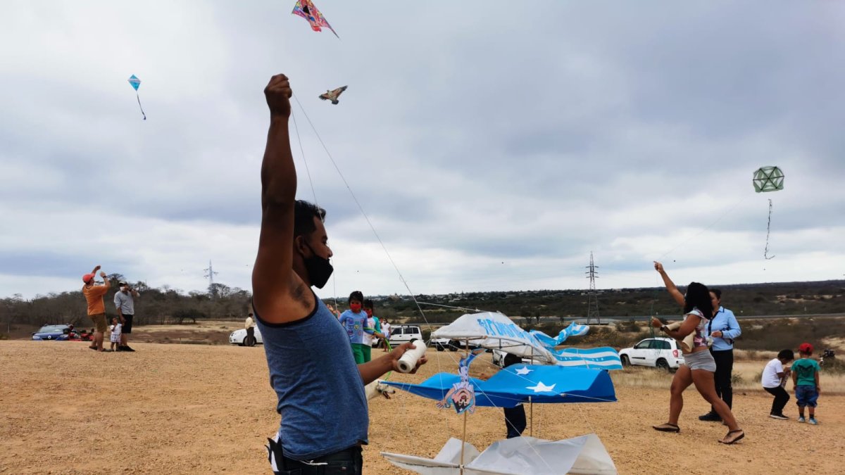 El vuelo de cometas se realiza en la explanada al pie del cerro en donde se encuentra la gruta de la Virgen de la Roca.
