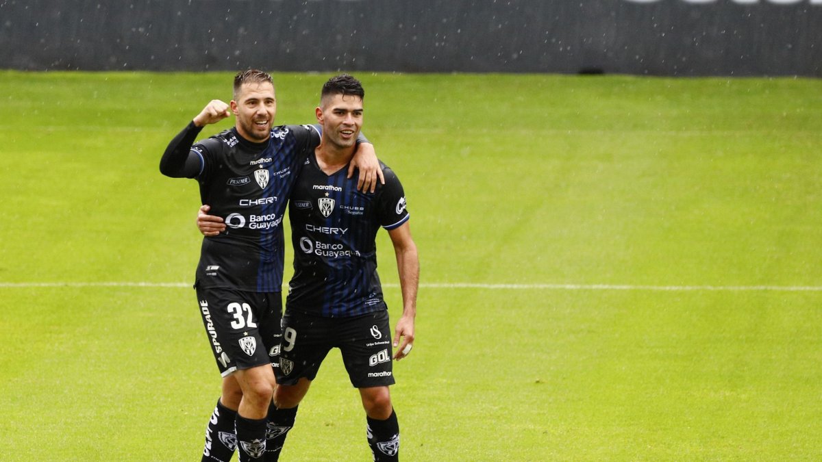 Brian Montenegro (d)  marcó un doblete en la sufrida victoria de los rayados.