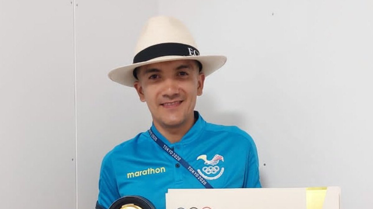 Richard Carapaz con el diploma olímpico y la caja para su medalla de oro.