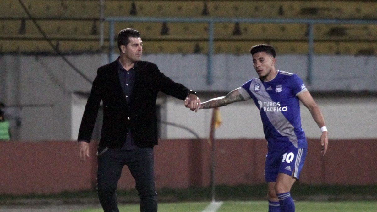  Ismael Rescalvo (i), entrenador de Emelec, junto a Joao Rojas, uno de sus dirigidos en el Bombillo