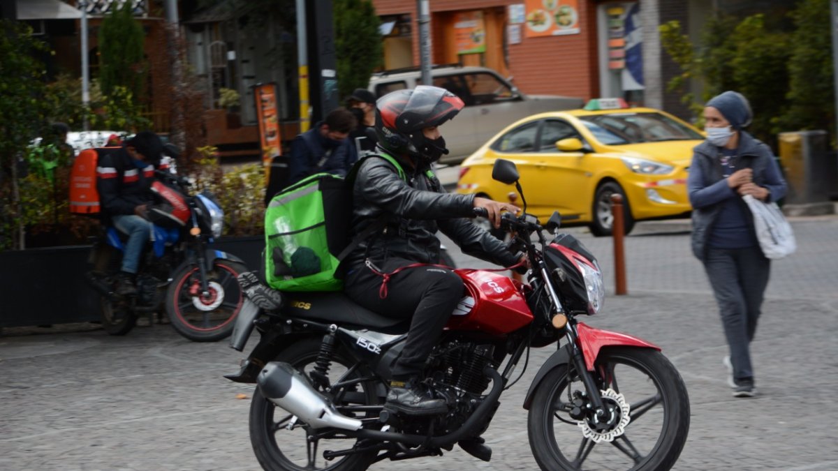 Trabajo. Los repartidores se ven expuestos a muchos peligros durante su trabajo y la legislación municipal podría mejorar sus condiciones laborales.