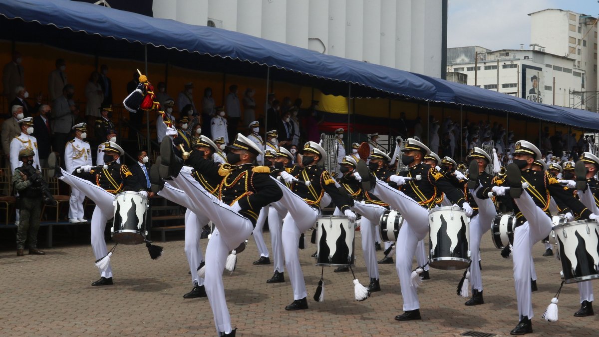 Actividad. En la Primera Zona Naval se desarrolló un desfile militar en honor a Guayaquil y en conmemoración al 80 aniversario del Combate Naval de Jambelí.