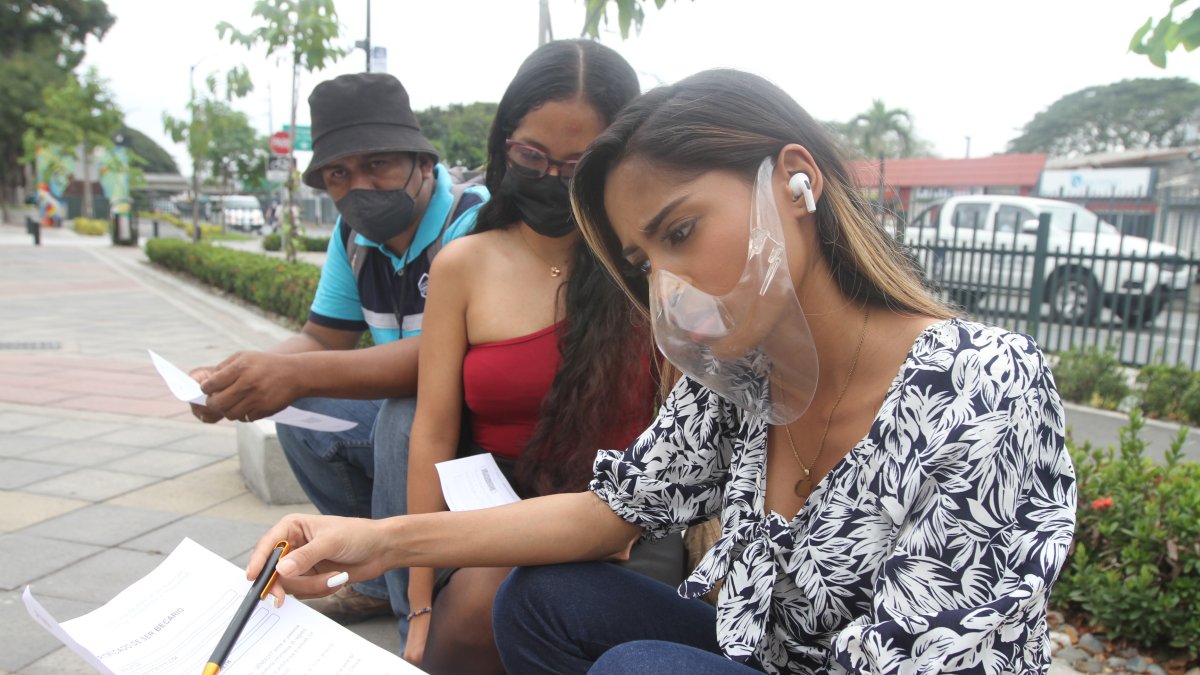 El grupo de becarios muestra los oficios enviados a la Senescyt que no han tenido respuesta.