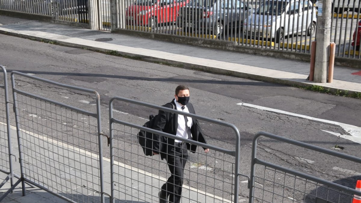 Defensa. Stalin Raza, defensor de Freddy Carrión, llega a la Corte para la audiencia.