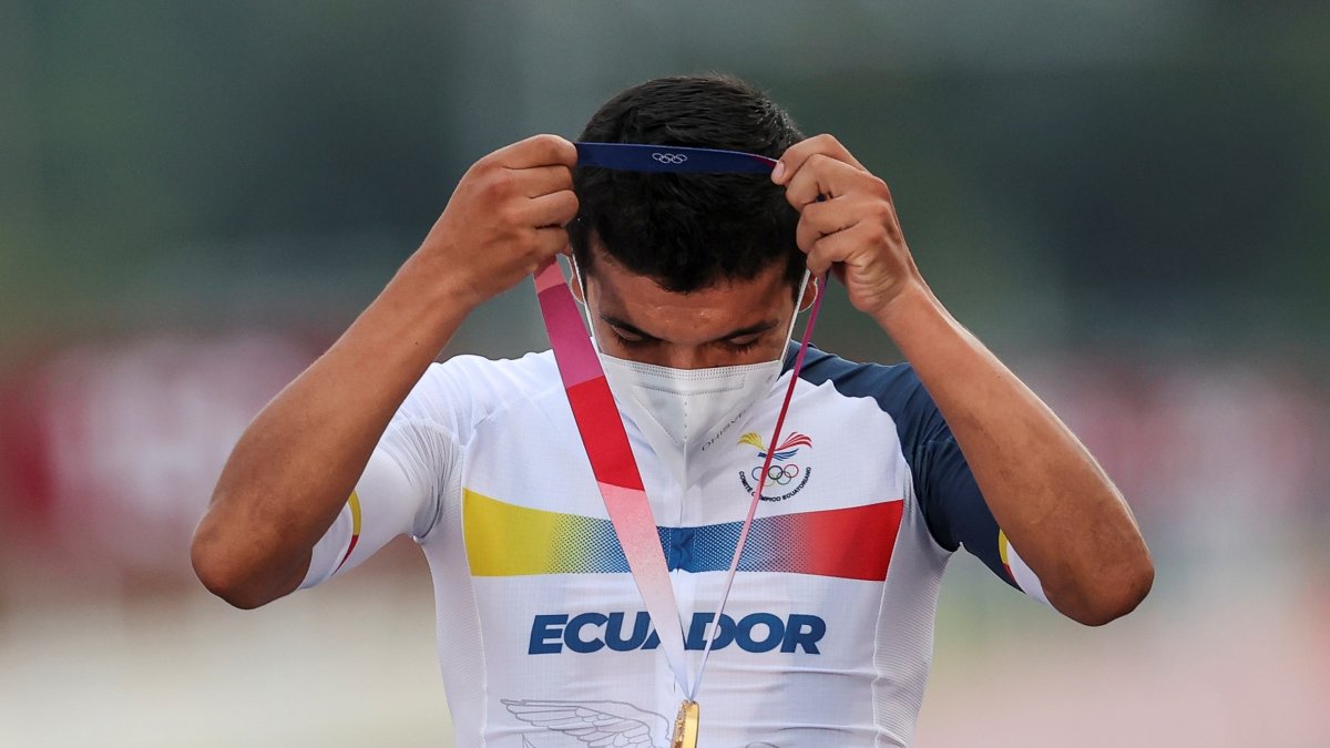 Richard Carapaz se pone la medalla oro tras ganar la prueba de ruta del ciclismo en los Juegos Olímpicos de Tokio