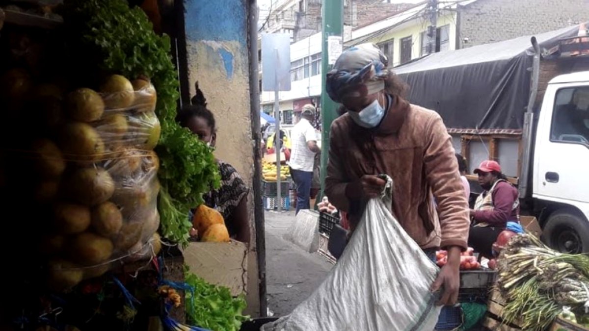 Lucy Jaramillo tiene su puesto de venta de varios productos en el mercado Amazonas, de Ibarra.