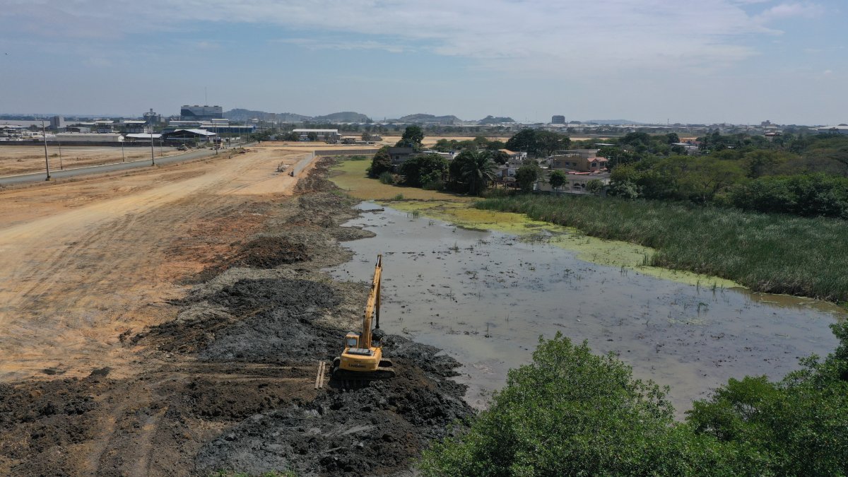 Relleno. Sin ningún control, una compañía ha entrado al canal y lo ha rellenado. El Municipio de Durán pidió sanciones en un informe técnico. 