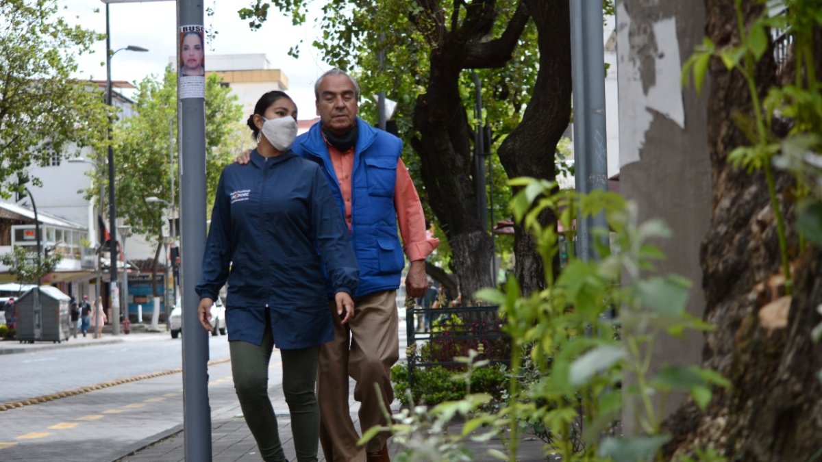 Ayuda. Las personas no videntes requieren de apoyo para movilizarse.