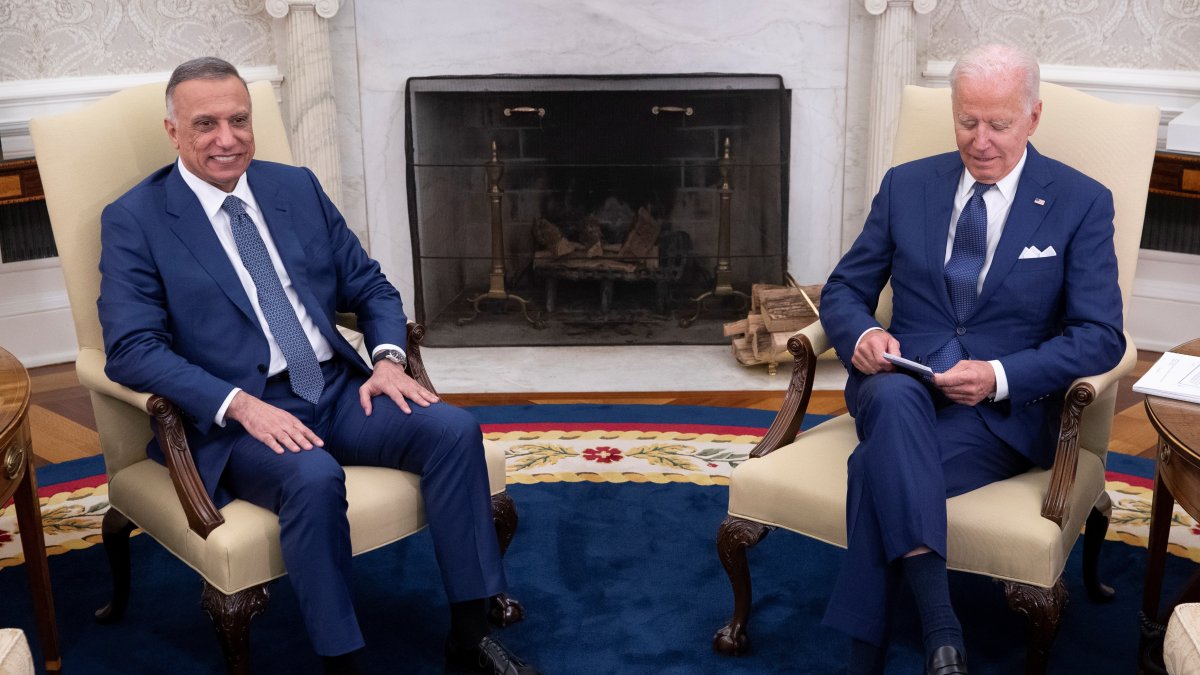 El presidente de EEUU, Joe Biden (d) y el primer ministro iraquí, Mustafa Al-Kadhimi, en un momento de la reunión que mantuvieron el lunes en el despacho oval de la Casa Blanca.