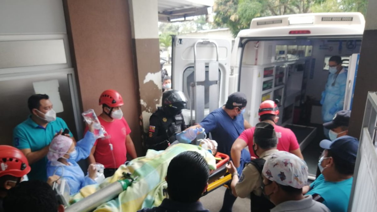 El uniformado fue agredido mientras esperaba el cambio de semáforo, durante su patrullaje en las calles de Quevedo.