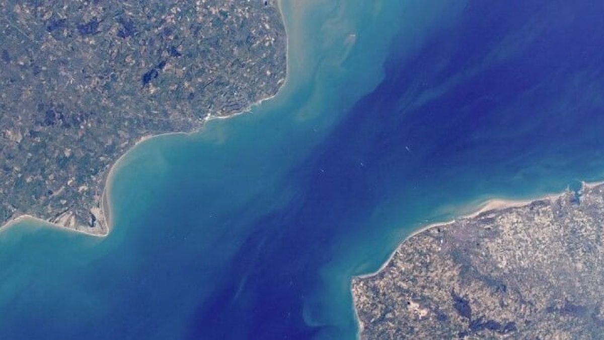 El canal de la Mancha, visto desde las alturas. Es una zona estratégica para los dos países.