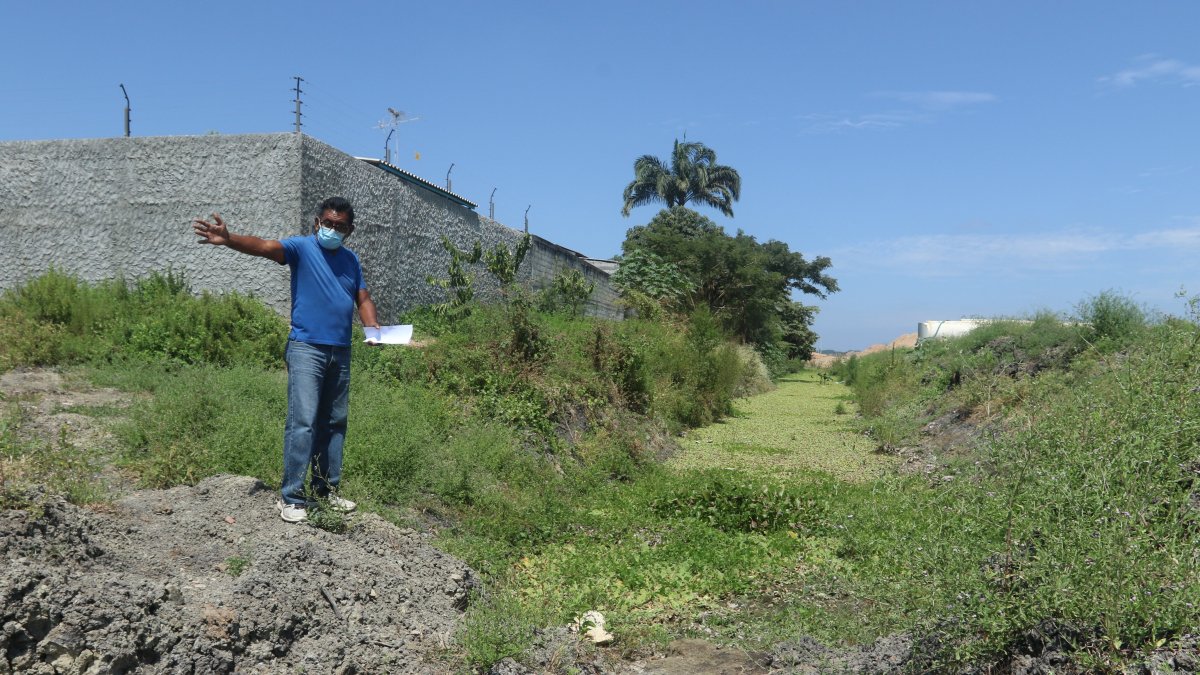 Un vecino de la zona muestra el sector afectado.