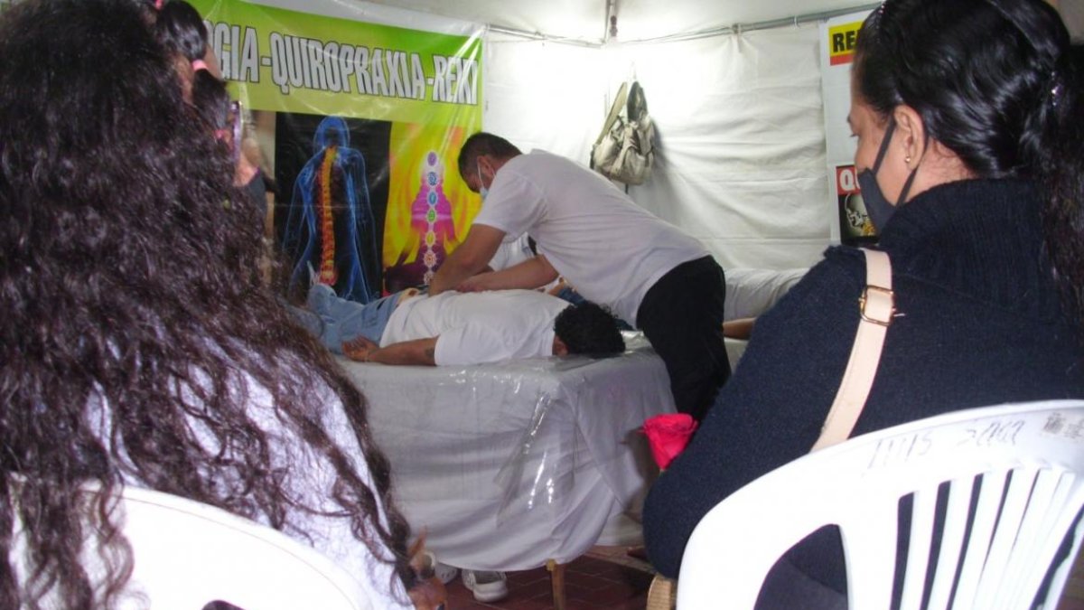 El colombiano Hernando Niño en plena faena, cuando todavía funcionaba su carpa en la feria artesanal del Malecón del Río. Las terapias eran con ropa y entretenían a los visitantes del lugar.