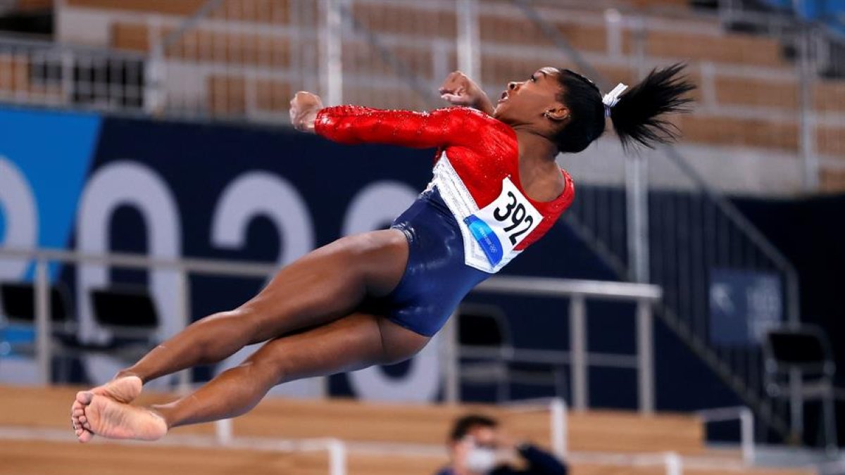 Simone Arianne Biles, es una gimnasta artística estadounidense, siete veces campeona nacional, ​ campeona olímpica en Río 2016​ y cinco veces campeona del mundo.