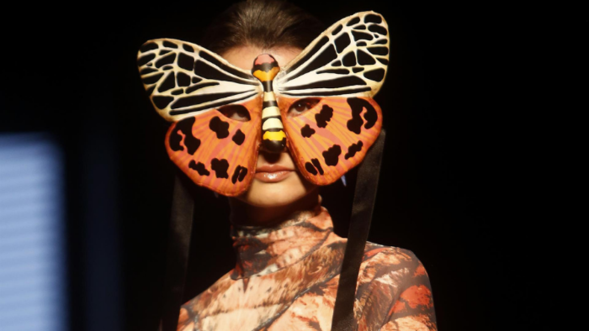 Una modelo desfila un diseño del colombiano Diego Guarnizo durante la pasarela 