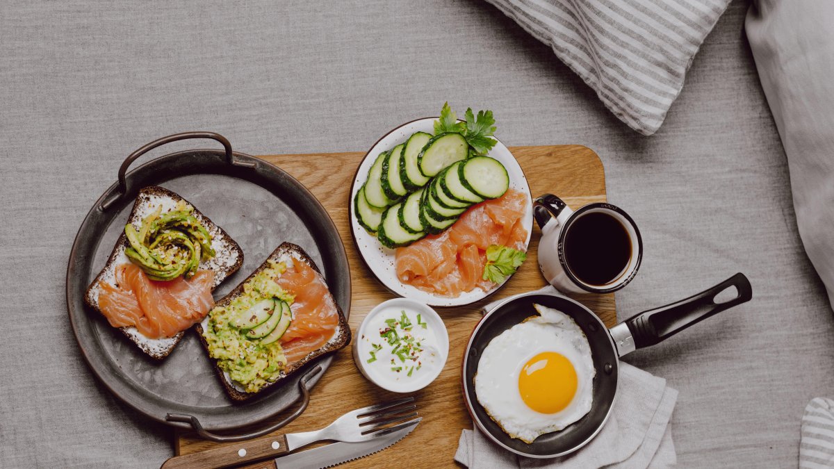 Alimentos ricos en nutrientes como omega 3 y zinc.