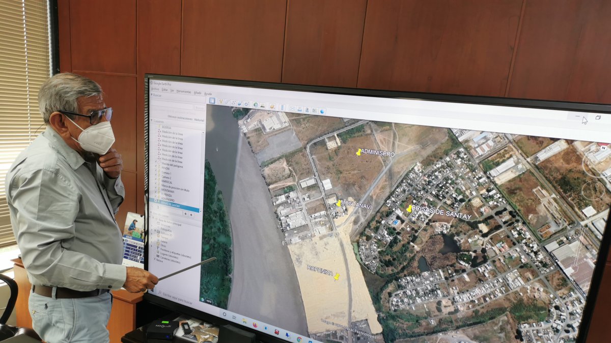 Escenario. El empresario Enrique Andrade muestra el área que la compañía involucrada compró alrededor.