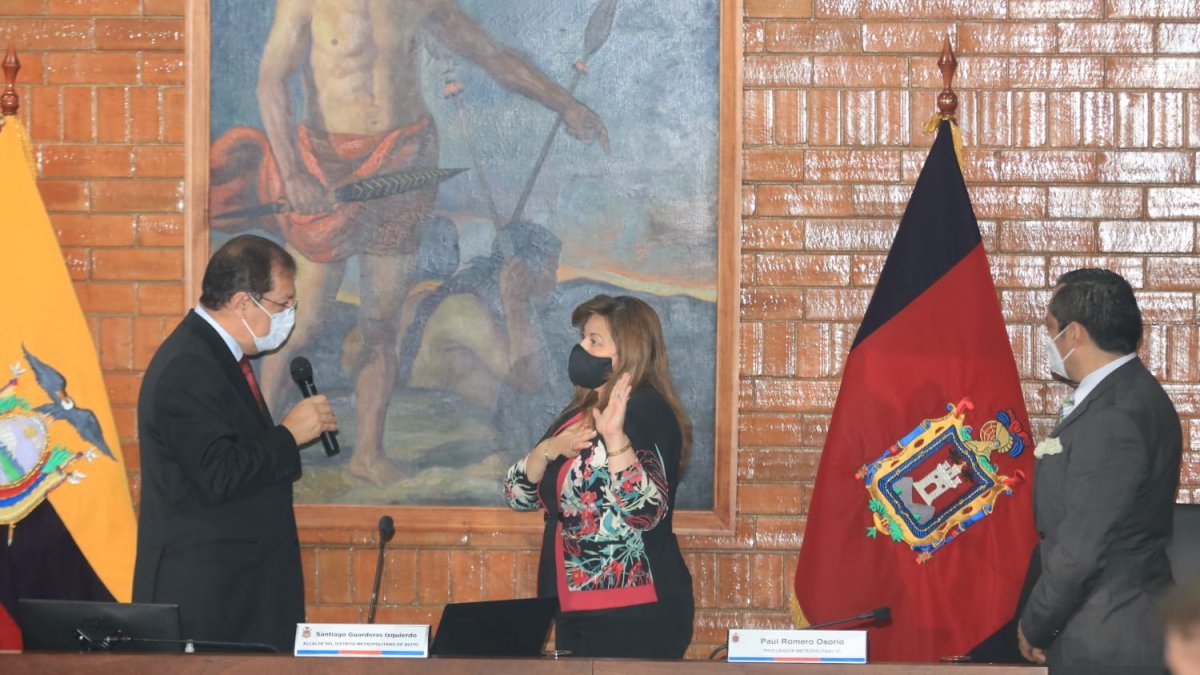 Juramento. La nueva vicealcaldesa, Brith Vaca, aceptó la designación frente al alcalde Santiago Guarderas.