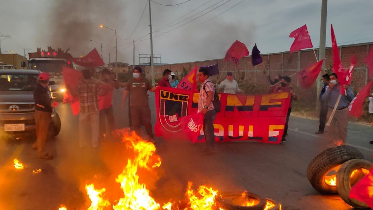 Alrededor de cien personas participaron en la protesta.