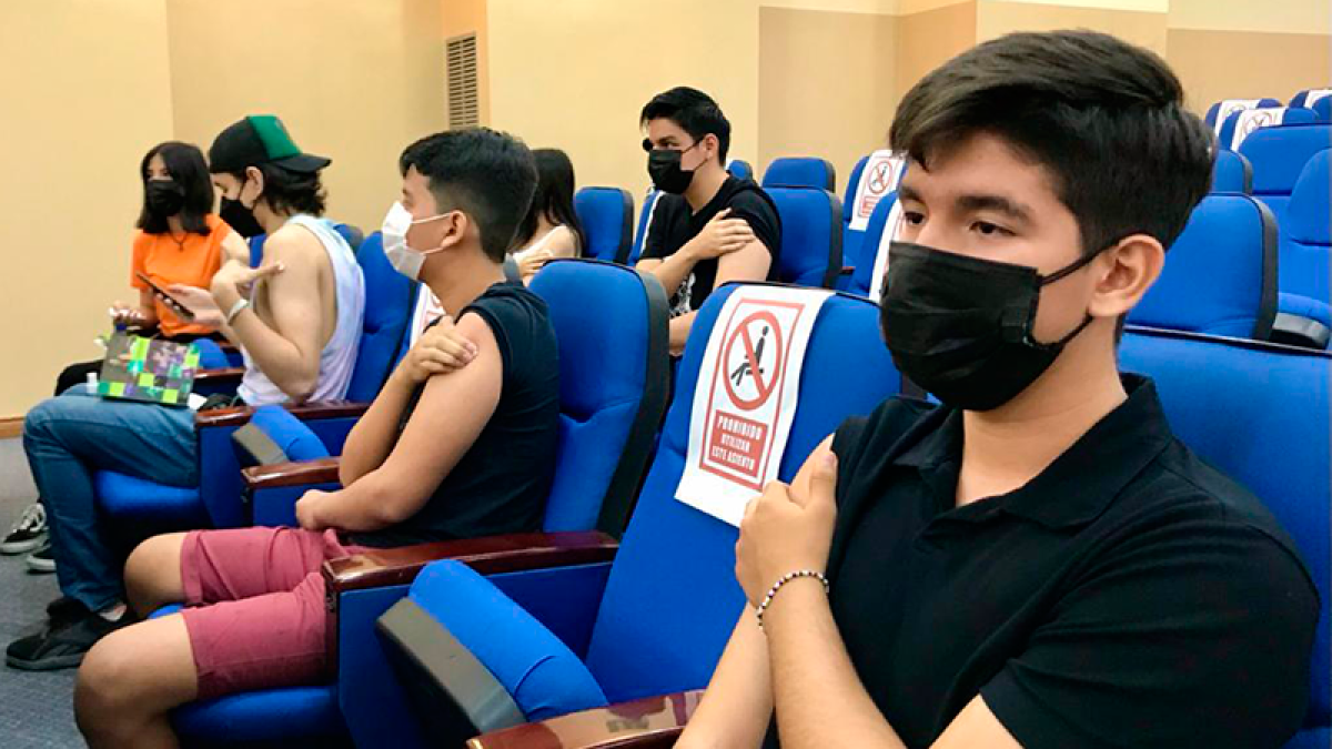 Un grupo de chicos de planteles portovejenses reposa un rato, luego de recibir sus respectivas dosis