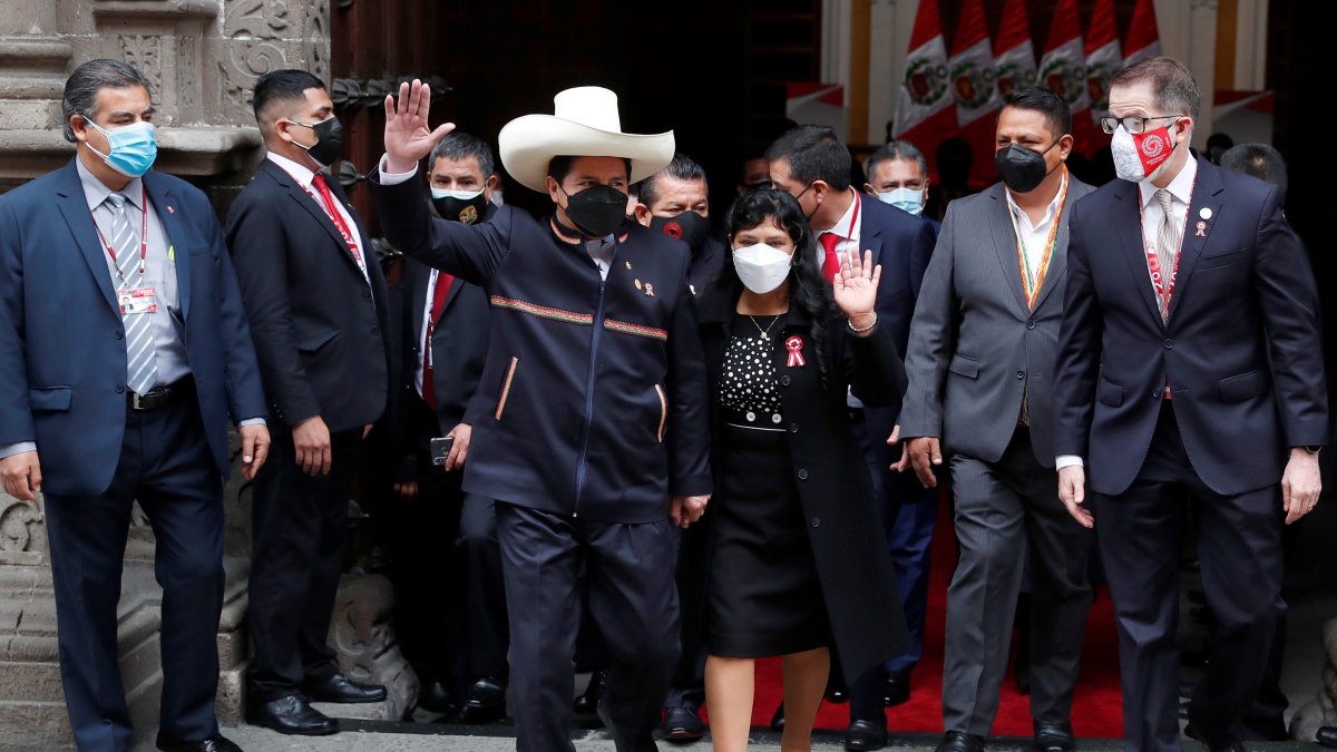 El presidente entrante del Perú, Pedro Castillo, acompañado de su familia llega al Palacio de Gobierno para la ceremonia de Investidura hoy, en Lima (Perú).