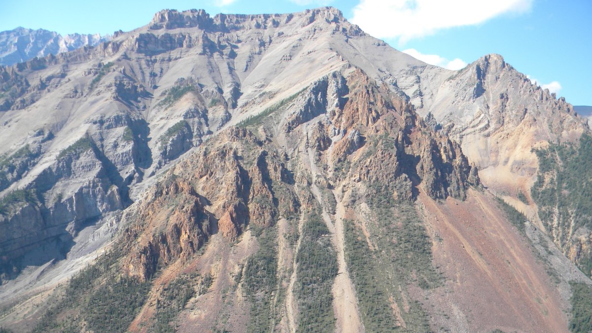Imagen de una montaña en los Territorios del Noroeste (Canadá).