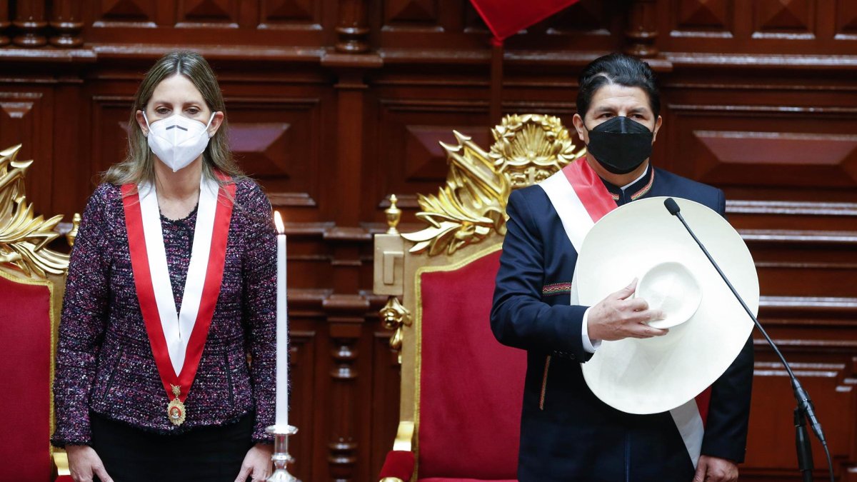 Fotografía cedida por la Presidencia del Perú de María del Carmen Alva, presidenta del Congreso, durante la ceremonia de toma del nuevo presidente de Perú, Pedro Castillo, hoy en el Congreso en Lima.