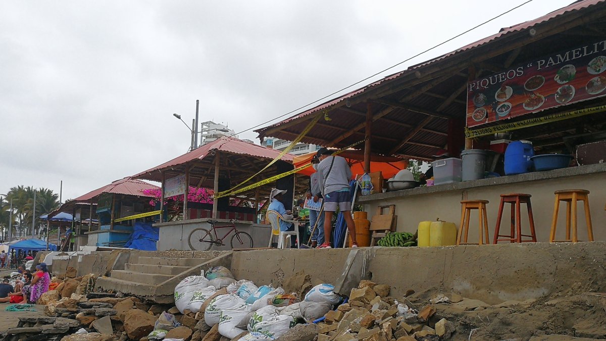 El malecón. Así quedó parte de la acera del malecón, ayer la escena era la misma en el sitio