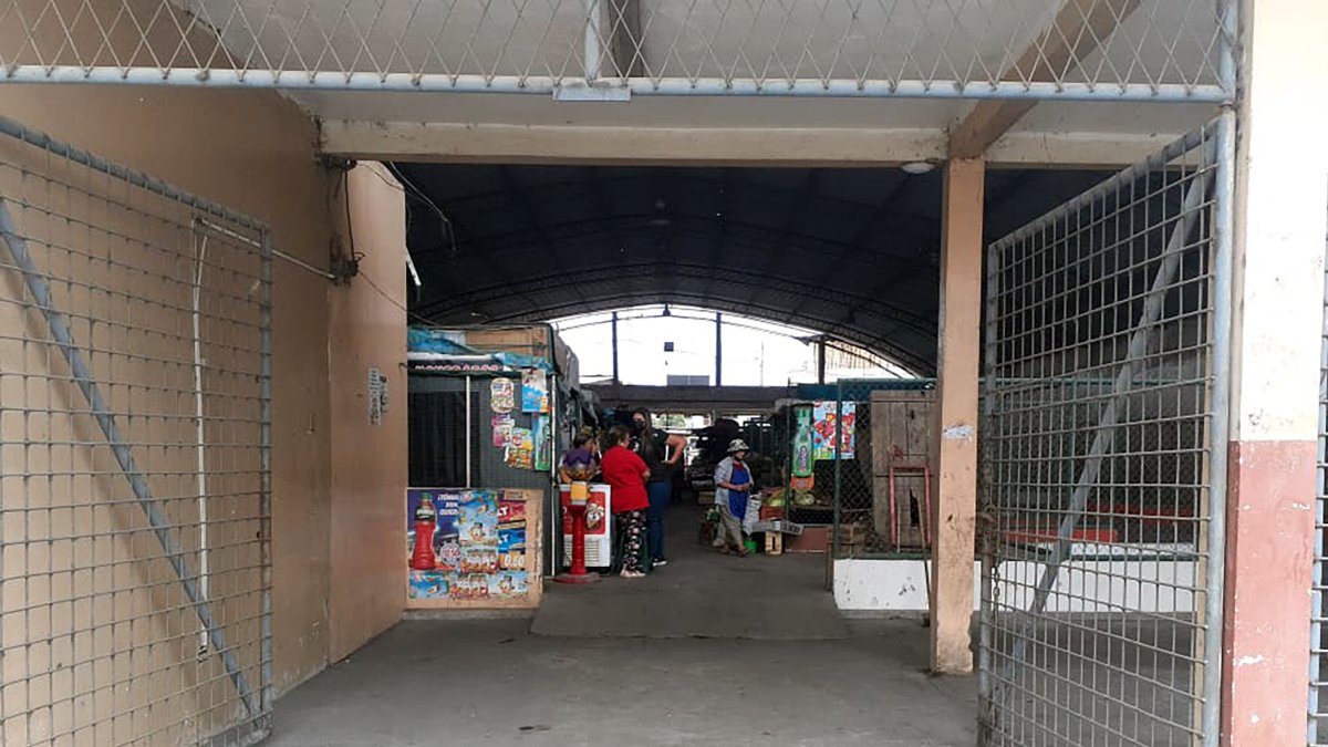 Apenas 4 comerciantes, con suerte, atienden a diario en el establecimiento.