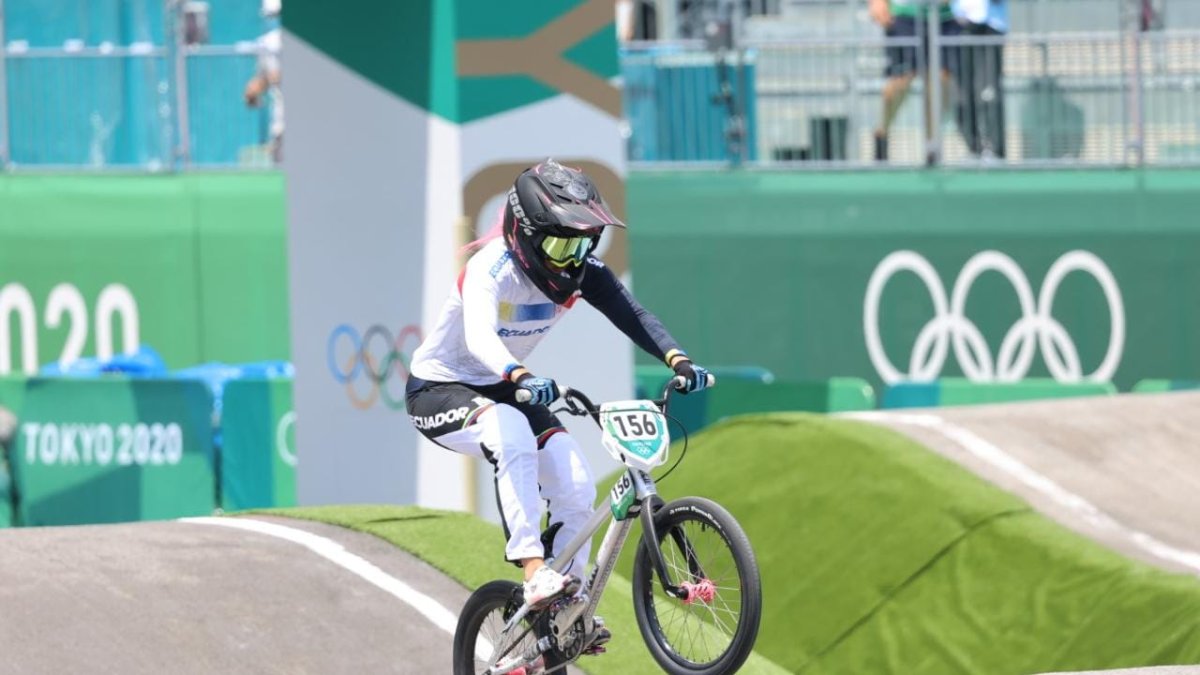 Doménica Azurero llega de tercera en su primer heat y debut de los juegos olímpicos.