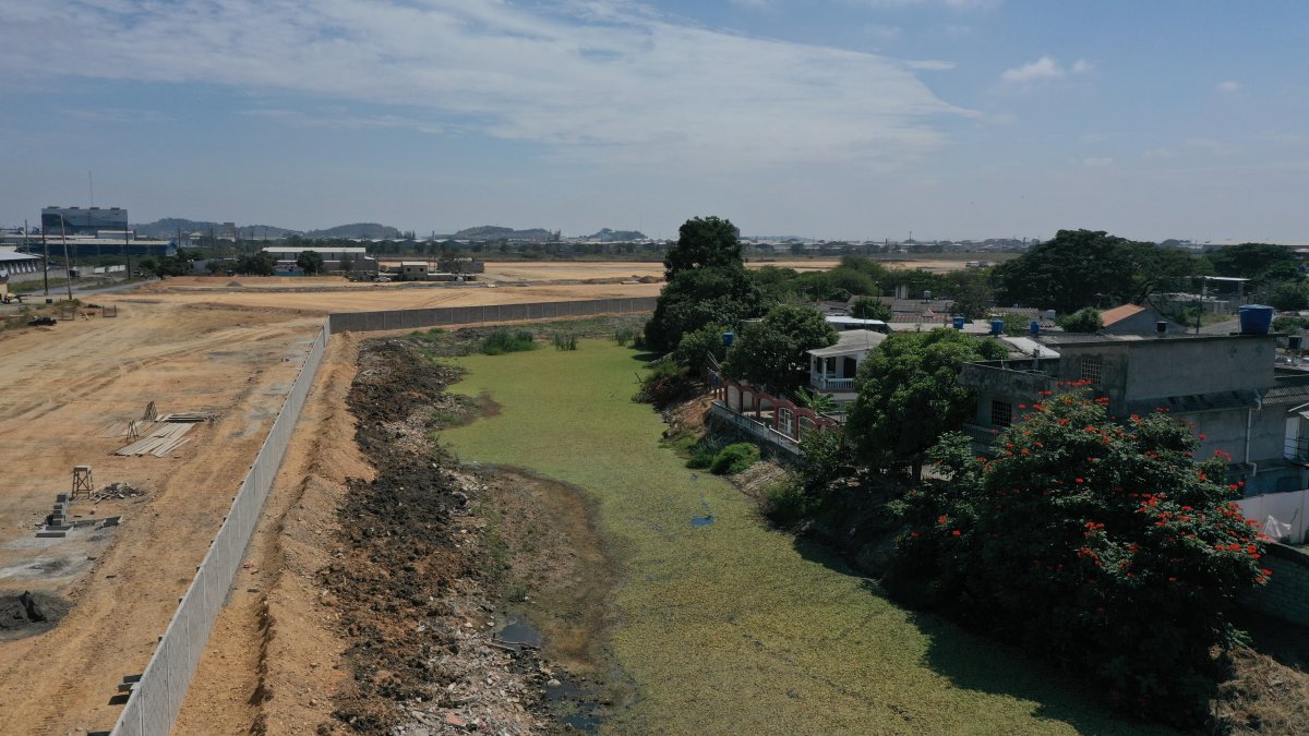 Lago. El cuerpo de agua de la ciudadela duraneña es el único remanente natural en ese sector industrial.