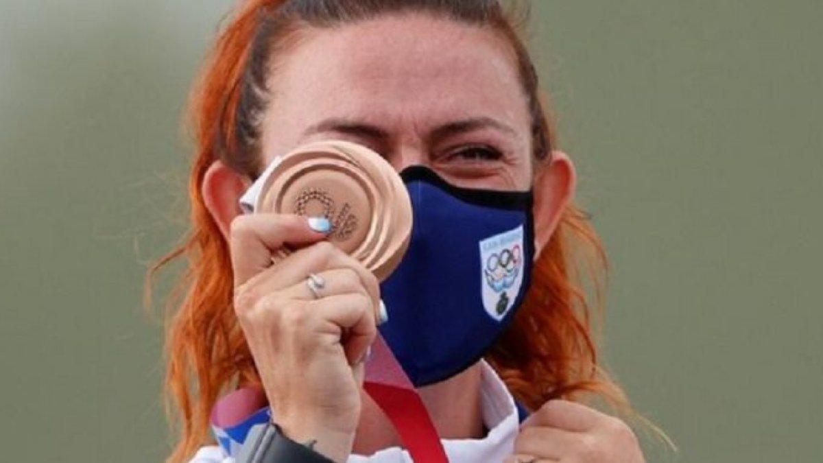 La tiradora Alessandra Perillii llora al obtener la primera presea olímpica para el pequeño país al que representa en los Juegos