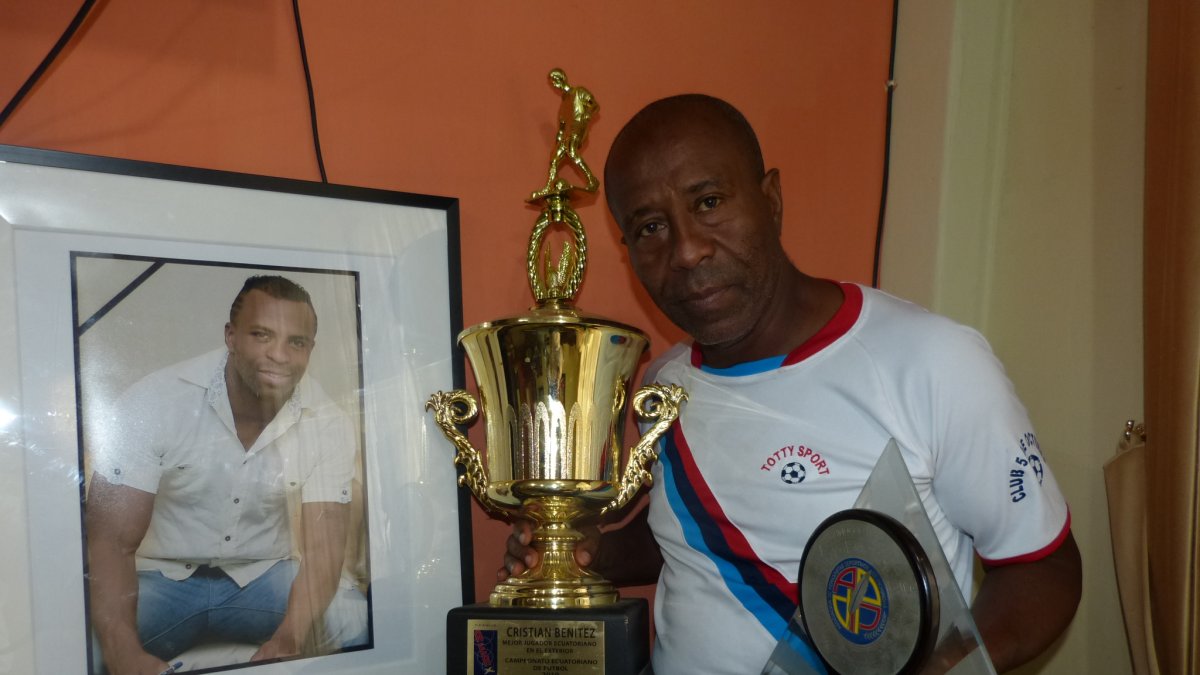 Ermen Benítez aún conserva una foto y trofeos que ganó su hijo cuando jugaba fútbol.