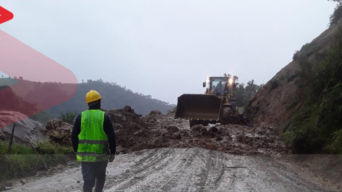 Un trabajador del Ministerio de Transporte y Obras observa la maquinaria pesada realizando tareas de limpieza.
