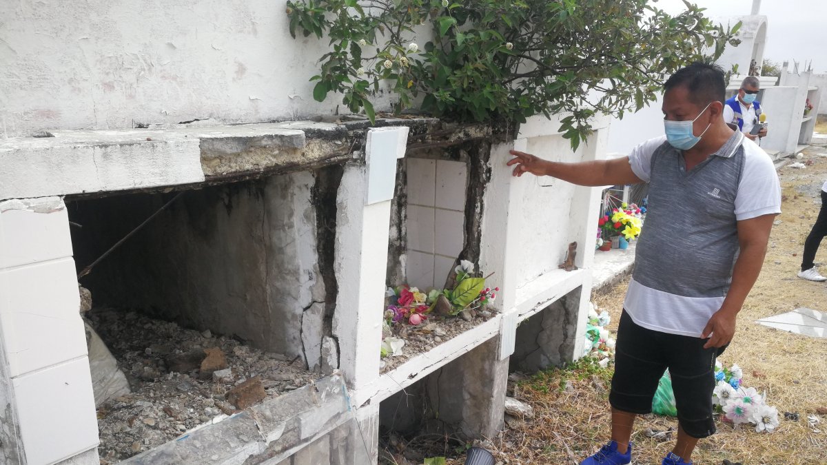 Hecho. Kléver Chalén muestra el estado en el que quedaron las tumbas.