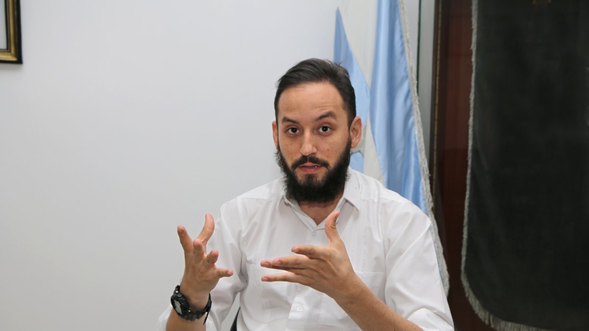 Ingeniero ambiental. Tiene un diplomado en Gestión Integral de Riesgos y Desastres y otro en Gobernanza y Liderazgo Político. Actualmente cursa una maestría en Política y Gestión Pública en la Espol.