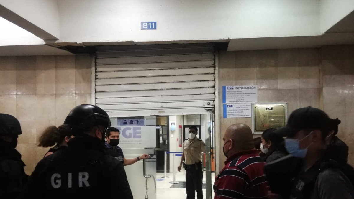 Agentes de la Fiscalía y de la Policía Nacional realizaron un operativo dentro de la dependencia de La Merced, en el centro de Guayaquil.
