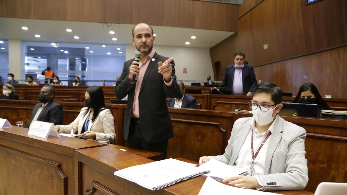 El asambleísta interpelante, Juan Sebastián Lloret, en su intervención durante la etapa de comparecencias ante la Comisión de Fiscalización.