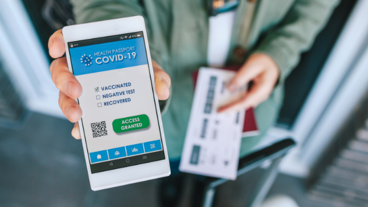 El Gobierno español no prevé poner en marcha un pasaporte covid, no por ahora.