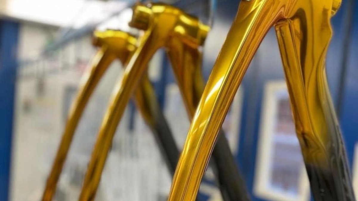 .Carapaz bici doradaAsí va quedando la bicicleta de Richie, dorada, como su oro obtenido en los Juegos Olímpicos de Japón.