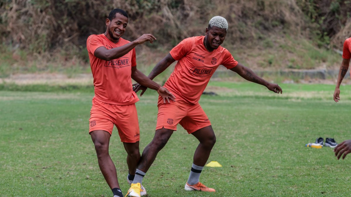 Gabriel Cortez (derecha) se perfila para jugar como titular, a pesar del regreso de Damián Díaz.