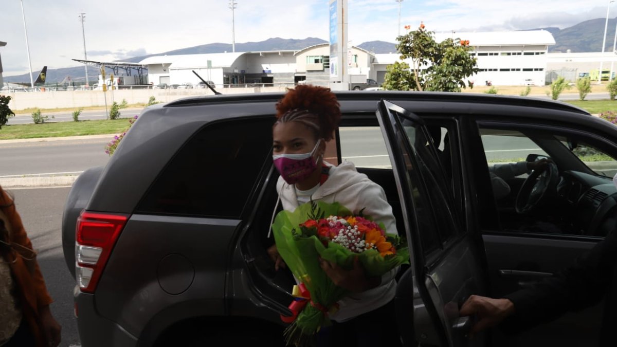Con un ramo de flores fue recibida en Quito, el viernes 30 de julio, la halterista Angie Palacios, tras su destacada participación en Tokio.
