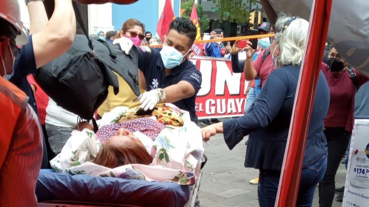 Miriam Figueroa fue llevada en una camilla hasta el hospital del IESS de Guayaquil.
